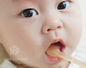 阿红与丈夫生的婴儿牙齿是什么颜色的？